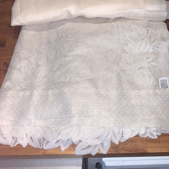 2 lace curtains & 2 sheer curtains - Picture 2 of 3